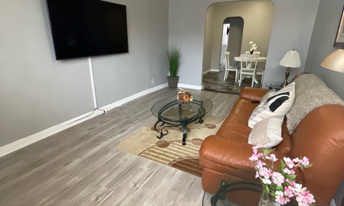East Bronx House | Cozy, quiet, clean , fast Wi-Fi