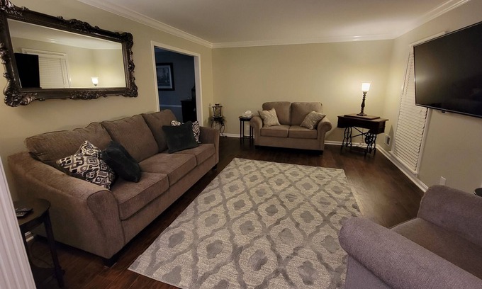 Audubon House | Cozy Ranch house. Centrally located. 4br 3bath. Just minutes to everywhere.