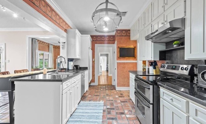 Prien House | Cozy Ranch House with Pool