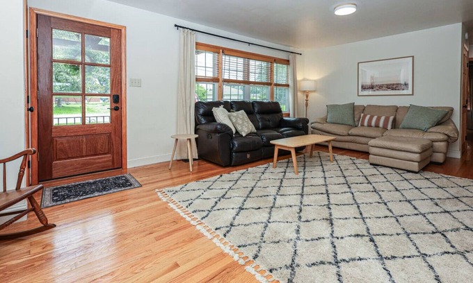 Knoxville House | Cozy Ranch Retreat w/Fire Pit! ~10min to Downtown