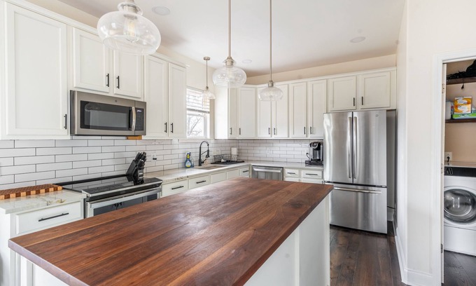McFerrin Park House | Cozy Remodeled House with Views - Prime Location