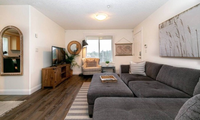 Langford House | Cozy Renovated Oasis W Private Terrace & Parking.