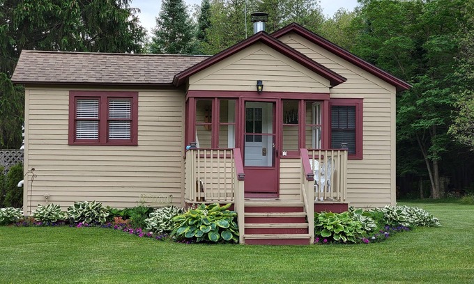 Sturgeon Bay Cottage | Cozy retreat. 1 bedroom house, n NFL Draft Welcome!nApril 15th -Nov 1stnWi-Fi