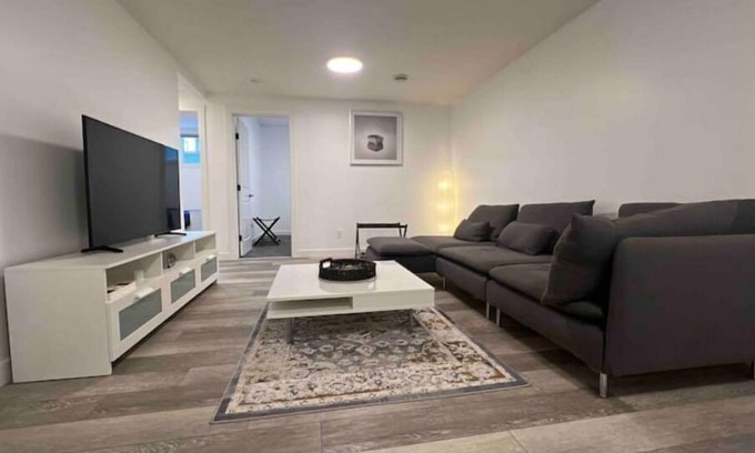 Keith Apartment | Cozy Retreat: 2BR Suite with full Kitchen, Washer/Dryer and free street parking
