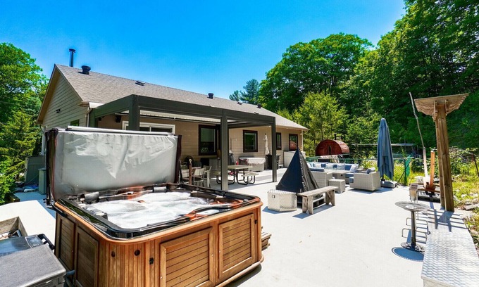Wymbolwood Beach House | Cozy retreat cottage, Hot Tub,Outdoor Sauna,Fire Pit, 3minute walk private beach