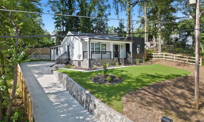 College Park House | Cozy retreat located min from airport & downtown Atl