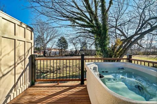 Sevierville House | Cozy Retreat Near Downtown with Hot Tub