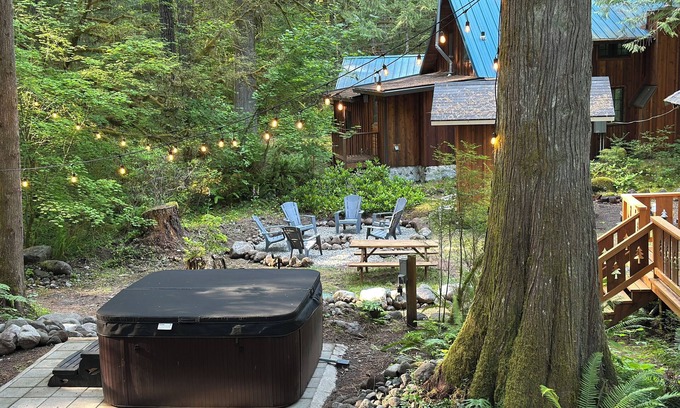 Rhododendron Cabin | Cozy retreat, newly renovated with loft, hot tub, creek access, pet friendly