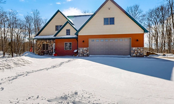 Phelps House | Cozy Retreat, perfect for outdoor enthusiasts, near lakes, trails & downtown