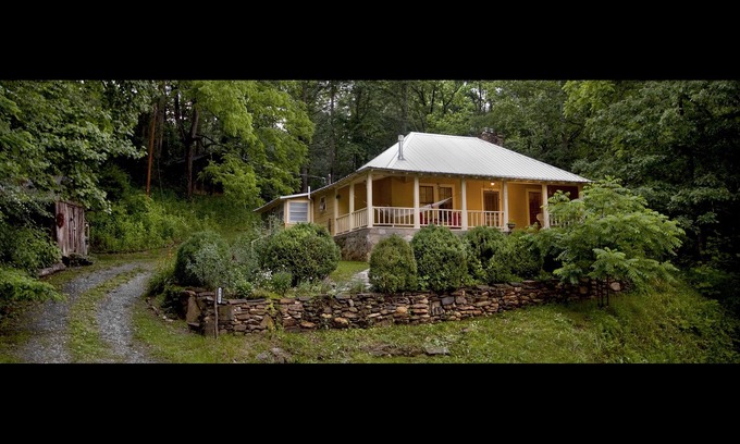 Marion Cottage | Cozy Retreat Nestled in the Mountains-Whispering Creek Cottage