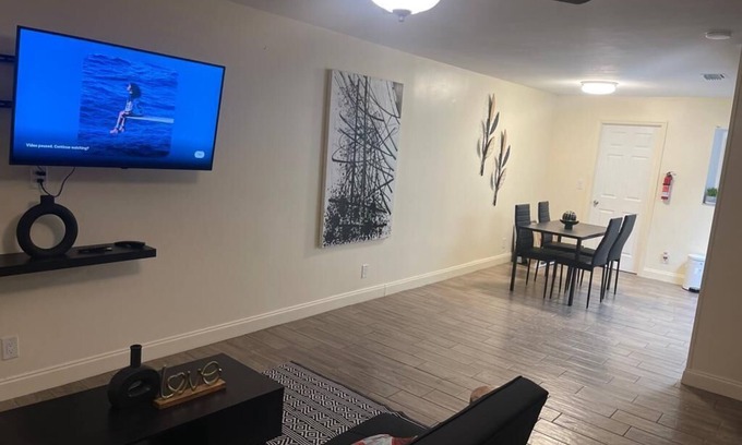Greenacres House | Cozy, retreat w/outdoor bar. 10 mins from the beach. 12 mins from downtown