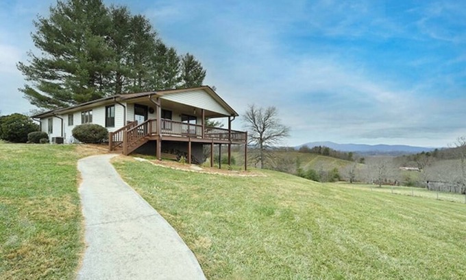 Sparta House | Cozy Retreat with 360° Mountain Views