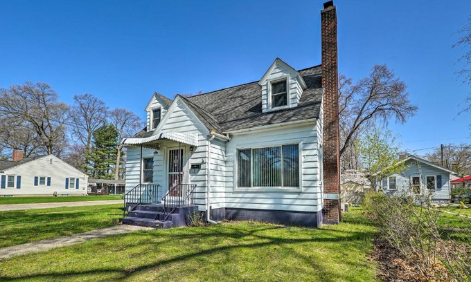 Lakeside House | Cozy Retreat with Yard about 2 Mi to Lake Michigan!