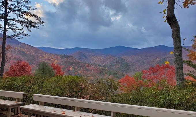 Hiawassee Cabin | Cozy Ridge Top Mountain Cabin - A World Away