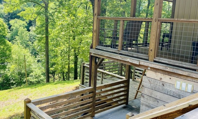 West Jefferson Cabin | *Cozy Riverfront Cabin in the woods* 4bed/2bath