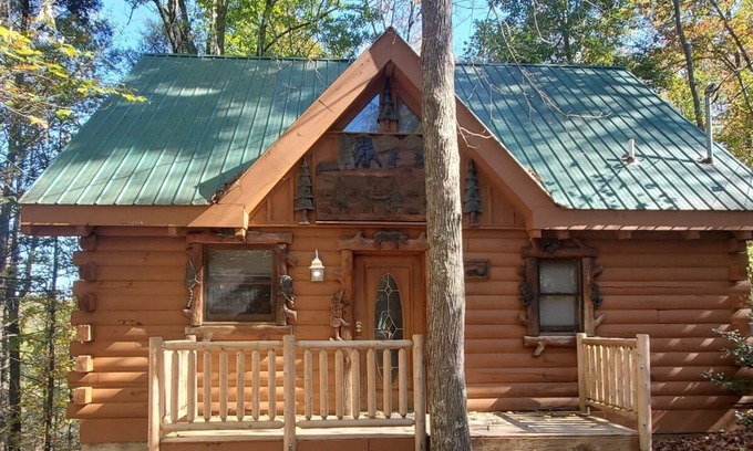 Gatlinburg - Pigeon Forge Cabin | ♡ Cozy, Romantic Getaway w/Hot Tub & WiFi-Central Location