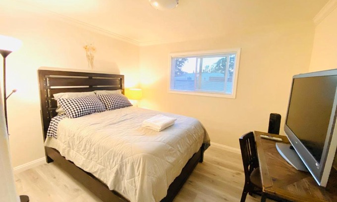 Ontario House | Cozy Room Close To Airport
