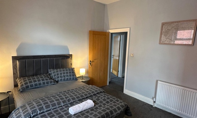 Offerton House | Cozy Room in Charming Home-Free Wi-Fi & Near Cafes