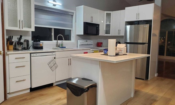 Northwest Edmonton House | Cozy room in Northwest Edmonton within 1.3 km of all shopping