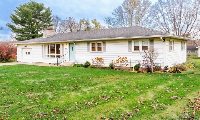Bloomington House | Cozy, Roomy Ranch near IU Stadiums