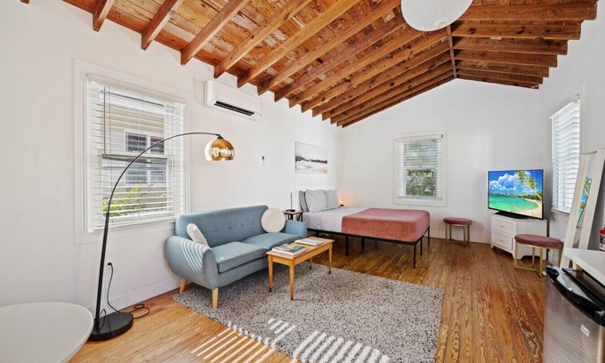 Douglas Apartment | Cozy Rustic Getaway in Coral Gables