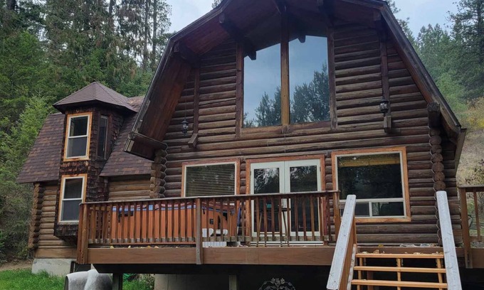 Kingston Cabin | Cozy, rustic private cabin in the woods! Skip to the river & CDA bike trail!