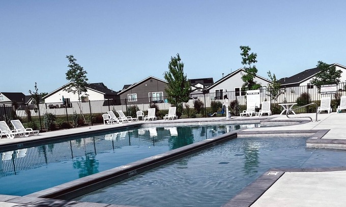 Meridian House | Cozy S. Meridian getaway...Close to Roaring Springs w/community pool access