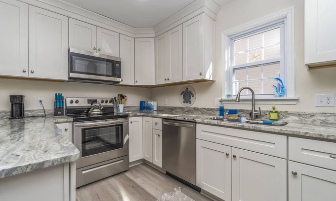 Norfolk Cottage | Cozy Safe Coastal Cottage 1.8 Mi from Hospitals Near Base + ODU