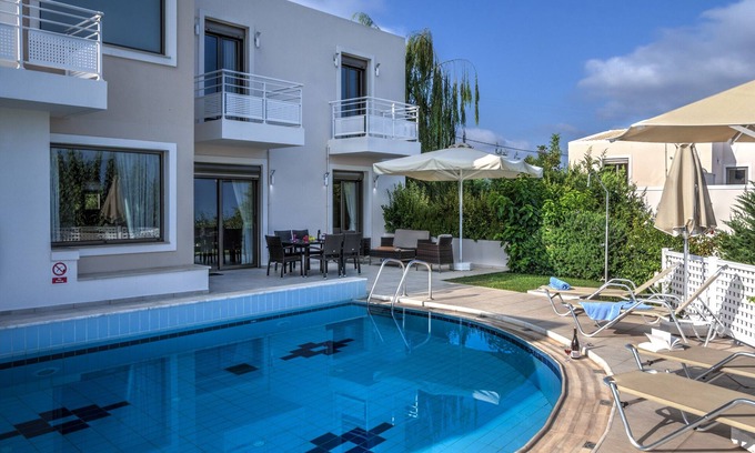 Skouloufia Villa | Cozy sea view villa perched on the hillside