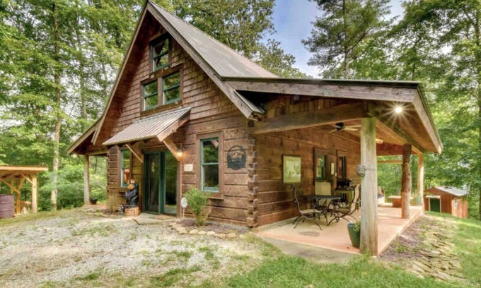 Rabun Gap Cabin | Cozy secluded creekside cabin, wood burning fireplace, seasonal Mountain Views.