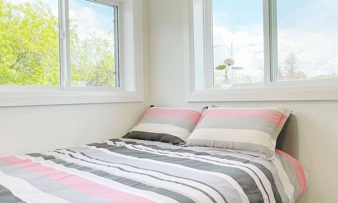Arbutus Ridge House | Cozy second-floor room for staying (E)