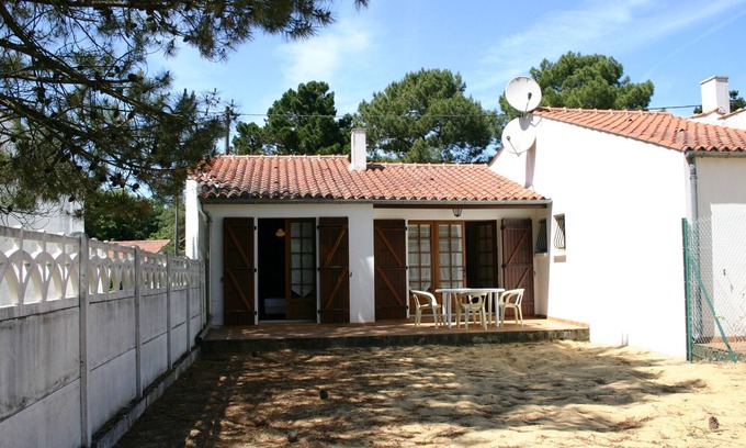 La Tranche-sur-Mer House | Cozy Single-Storey House Near Forest, 500m from Beach, Parking Included