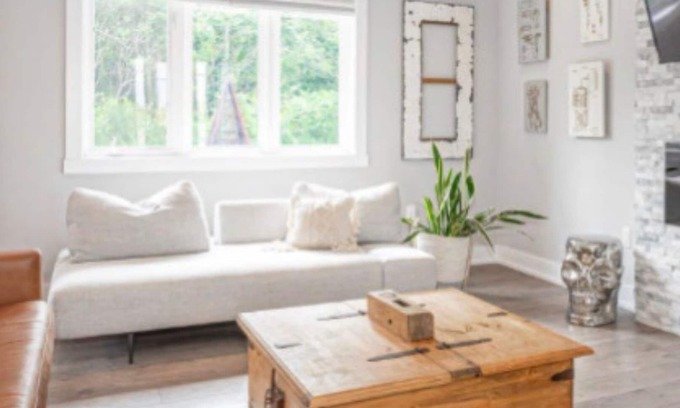 Moonstone House | Cozy Ski and Nature Retreat steps to Mount St. Louis, w hot tub!