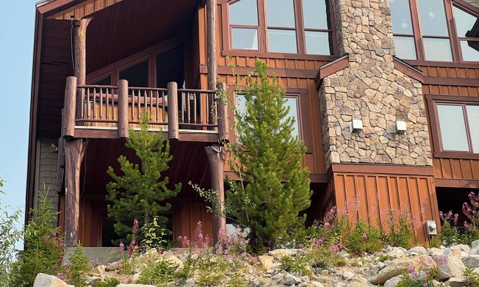 Big White Ski Resort Ski Chalet | Cozy Ski Chalet On Big White Mountain w/ Private Hot Tub