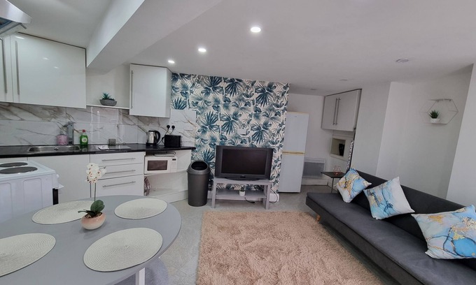 Huddersfield Apartment | Cozy Sleep 5 Hudds Base -Work/Travel, Free Parking