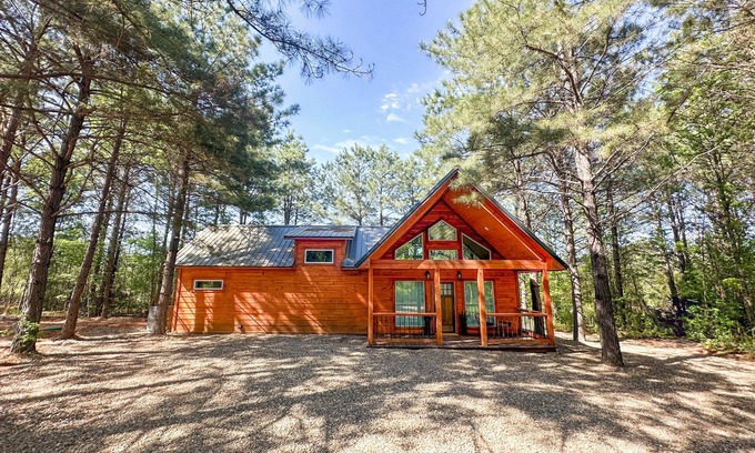 Broken Bow Cabin | Cozy Soho Haven in soothing Broken Bow with WiFi, AC