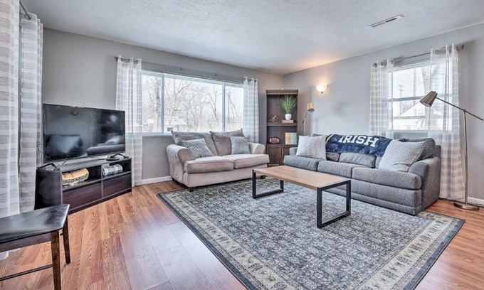 South Bend House | Cozy South Bend Retreat Less Than 2 Mi to Notre Dame!