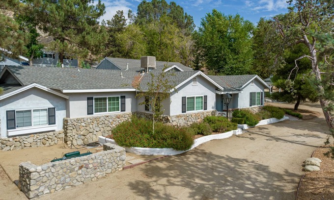 Lake Hughes House | Cozy stay at the Lake Hughes Inn