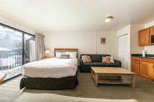 Truckee House | Cozy Studio #226 at Donner Lake Village