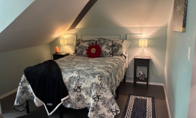 Bixby Apartment | Cozy Studio Apartment above Garage