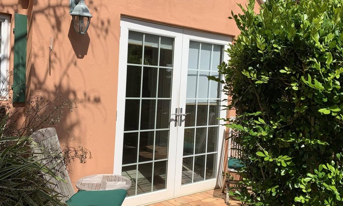 Devonshire Apartment | Cozy Studio Apt Devonshire, near Botanical Gardens and Close to town