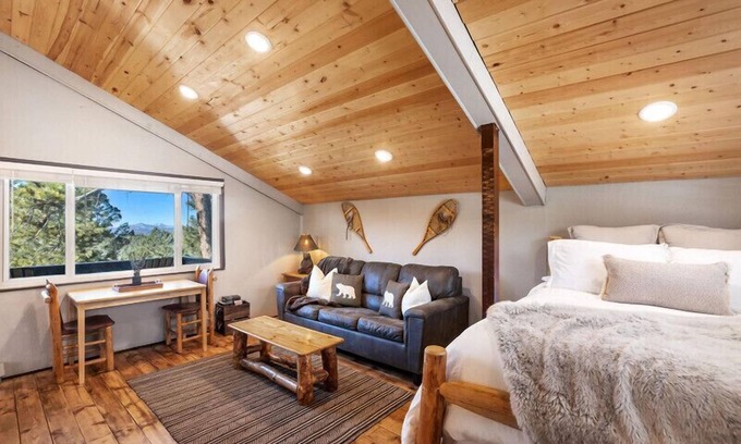 Florissant Cabin | Cozy Studio |Deck Views + Fireplace + Near 11 Mi