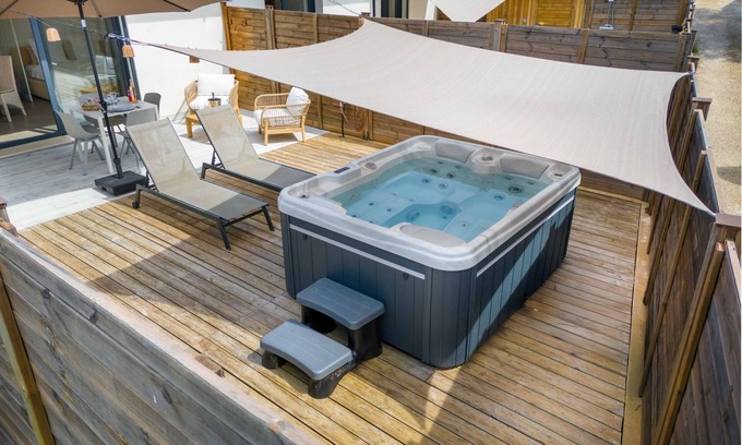 Villeneuve-Loubet Apartment | Cozy Studio with Private Jacuzzi - Côte d'Azur