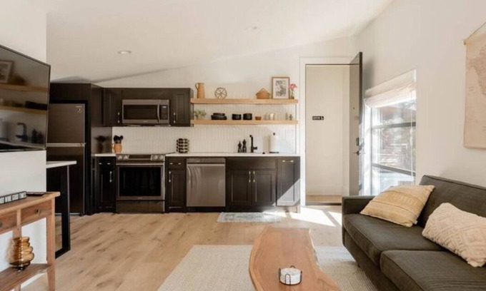 Knox - Henderson Apartment | Cozy studio in fabulous Lowest Greenville, Dallas, Texas