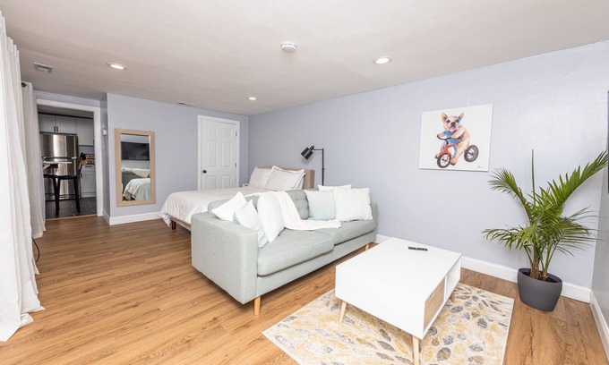 Logan Square Apartment | Cozy studio in the Art Museum area
