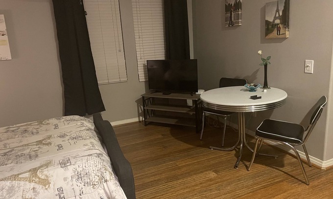 Riverpark Apartment | Cozy Studio minutes from the Collection in Riverpark!