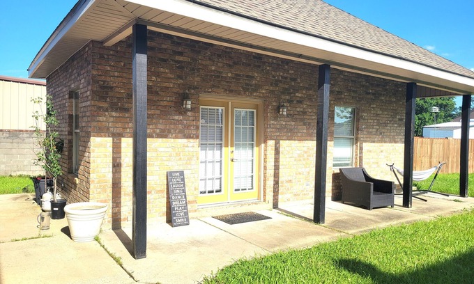 Carencro House | Cozy Studio Suite w/Pond View