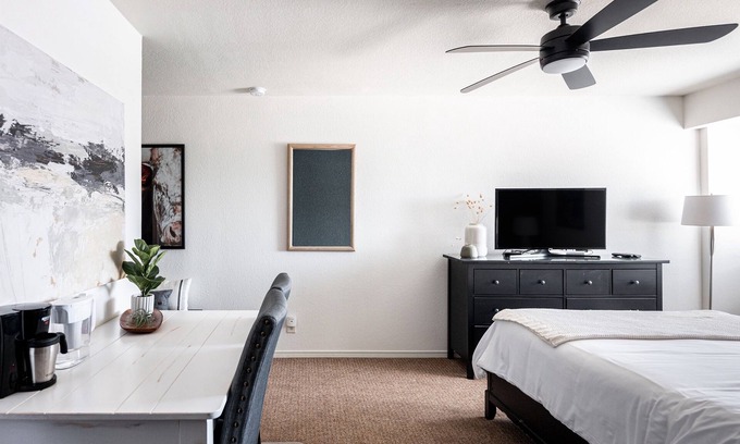 Englewood Condo | Cozy Studio Unit in DTC