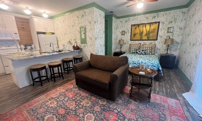 Fort Myers River District Apartment | Cozy studio with AC and WiFi in delightful Downtown Fort Myers