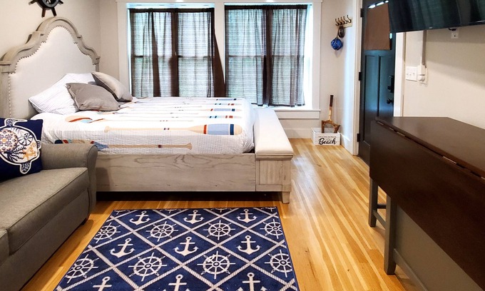 East Chop Apartment | Cozy studio with free WiFi, private deck & kitchenette - walk to downtown
